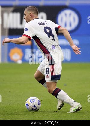 Razvan Marin di Cagliari Calcio in azione durante la Serie A match tra FC Internazionale e Cagliari Calcio allo Stadio Giuseppe Meazza il 11 aprile 2021 a Milano. Gli stadi sportivi in tutta Italia restano soggetti a rigorose restrizioni a causa del Coronavirus Pandemic, in quanto le leggi governative di allontanamento sociale vietano ai fan di entrare nei locali, con conseguente gioco a porte chiuse. (Foto di Giuseppe Cottini/NurPhoto) Foto Stock