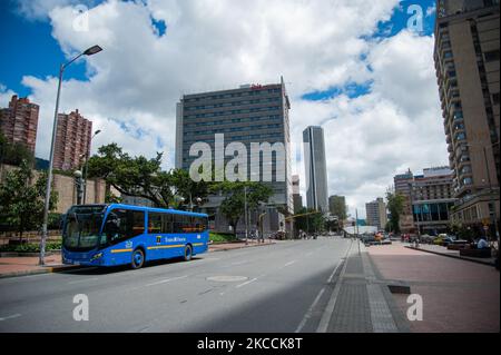 Vista della vuota Carrera Settima con un autobus Transmilenio SITP e l'iconica Torre Colpatria di Bogotà come sindaco di Bogotà, Claudia Lopez ha imposto una nuova quarantena da sabato 10th aprile al 12th come misura preventiva in mezzo a una terza ondata del romanzo pandemia di Coronavirus, le infezioni. A Bogotà, Colombia, il 11 aprile 2021. (Foto di Sebastian Barros/NurPhoto) Foto Stock