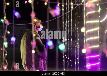 I palestinesi acquistano le lanterne prima dell'inizio del mese di digiuno del Ramadan, a Gaza City, il 11 aprile 2021, in mezzo alla pandemia di coronavirus. - Durante tutto il mese santo musulmano del Ramadan, i musulmani devoti si astengono dal cibo e dalle bevande dall'alba al tramonto. (Foto di Majdi Fathi/NurPhoto) Foto Stock