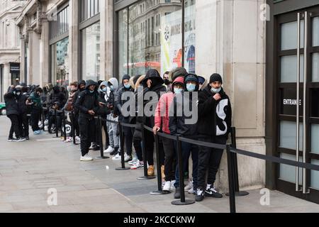 LONDRA, REGNO UNITO - 12 APRILE 2021: Gli acquirenti fanno la coda fuori dal negozio Nike di Oxford Street mentre i negozi aprono la loro sede ai clienti dopo essere stati chiusi per oltre tre mesi sotto il blocco del coronavirus, il 12 aprile 2021 a Londra, Inghilterra. Da oggi la fase successiva di eliminare le restrizioni di blocco va avanti con pub e ristoranti autorizzati a servire cibo e bevande all'aperto, l'apertura di negozi non essenziali, parrucchieri, saloni di bellezza e palestre in Inghilterra. (Foto di Wiktor Szymanowicz/NurPhoto) Foto Stock