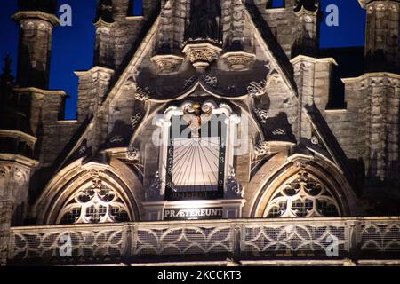 Illuminato dall'iconico Municipio di Middelburg, una delle principali attrazioni monumentali della città, un punto di riferimento architettonico visto dopo il tramonto durante l'ora magica del tramonto con nuvole scure nel cielo. Lo Stadhuis è un edificio del 15-16th secolo con uno stile architettonico gotico, uno dei più raffinati del paese. Gli interni sono bruciati interamente nel maggio 1940 durante i bombardamenti della seconda guerra mondiale. Proprio ora l'edificio è in uso presso l'università. Middelburg è la capitale della provincia olandese della Zeeland, una famosa e popolare destinazione turistica per la gente del posto e tra internazionali Foto Stock