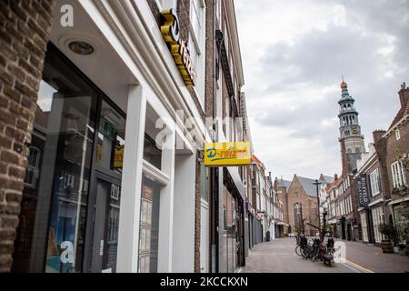 D-Reizen agenzia di viaggi negozio con il logo visto chiuso nella città olandese Middelburg. Secondo media locali e internazionali, il gruppo D-RT, la casa madre del tour operator olandese D-Reizen, è stato dichiarato fallimento. D-Reizen è una delle più grandi organizzazioni di viaggi del paese che è stato dichiarato fallimento dal 6 aprile 2021. Secondo l'azienda, a causa della crisi pandemica del coronavirus covid-19, le misure di sicurezza, la quarantena, i blocchi e i divieti di viaggio hanno portato l'azienda a basso reddito e senza profitto. L'azienda impiega più di 1.150 persone presso i 285 uffici delle agenzie di viaggio e. Foto Stock