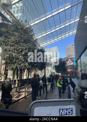Persone in attesa presso il centro di vaccinazione di Londra, Regno Unito, il 13 aprile 2021. (Foto di Anna Stefani/NurPhoto) Foto Stock
