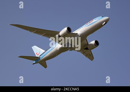 TUI vola Netherlands Airlines Boeing 787 Dreamliner come visto durante il decollo, la partenza e il volo dall'aeroporto internazionale Schiphol di Amsterdam AMS EHAM. Il moderno e avanzato aereo Boeing 787-8 è dotato di 2x motori a reazione GE e di registrazione PH-TFL. TUI Fly i Paesi Bassi sono una compagnia aerea olandese appartenente al gruppo TUI, la più grande compagnia di turismo, viaggi e tempo libero del mondo. Il numero di traffico mondiale di passeggeri dell'aviazione è diminuito a causa delle restrizioni di viaggio, misure di sicurezza come blocchi, quarantena, ecc durante l'era della pandemia di Coronavirus Covid-19 che ha colpito duramente gli avi Foto Stock