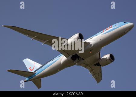 TUI vola Netherlands Airlines Boeing 787 Dreamliner come visto durante il decollo, la partenza e il volo dall'aeroporto internazionale Schiphol di Amsterdam AMS EHAM. Il moderno e avanzato aereo Boeing 787-8 è dotato di 2x motori a reazione GE e di registrazione PH-TFL. TUI Fly i Paesi Bassi sono una compagnia aerea olandese appartenente al gruppo TUI, la più grande compagnia di turismo, viaggi e tempo libero del mondo. Il numero di traffico mondiale di passeggeri dell'aviazione è diminuito a causa delle restrizioni di viaggio, misure di sicurezza come blocchi, quarantena, ecc durante l'era della pandemia di Coronavirus Covid-19 che ha colpito duramente gli avi Foto Stock