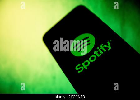 In questa foto, il logo Spotify viene visualizzato sullo schermo di uno smartphone ad Atene, Grecia, il 13 aprile 2021 (Foto Illustrazione di Nikolas Kokovlis/NurPhoto) Foto Stock