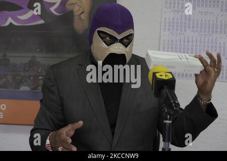 El Fantasma, presidente e commissario del wrestling a Città del Messico, ha denunciato durante una conferenza stampa l'uso di test COVID-19 inaffidabili in eventi di wrestling clandestini in varie zone della capitale, come il Deportivo Morelos nel distretto di Venustiano Carranza, Senza applicare i protocolli sanitari corrispondenti di fronte all'emergenza sanitaria COVID-19 e al semaforo arancione. Su Aril 13, 2021 a Città del Messico, Messico. (Foto di Gerardo Vieyra/NurPhoto) Foto Stock