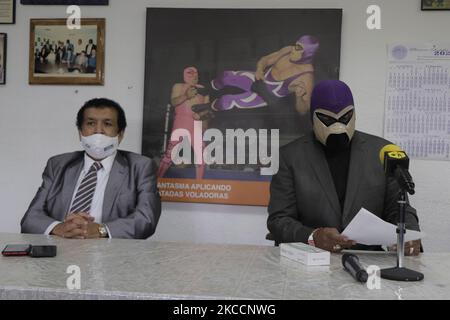 El Fantasma, presidente e commissario del wrestling a Città del Messico, e Jose Cardenas, commissario e promotore, durante una conferenza stampa nelle strutture dell'organizzazione per denunciare lo svolgimento di eventi di wrestling in varie zone della capitale, come il Deportivo Morelos nel distretto di Venustiano Carranza, Senza applicare i protocolli sanitari corrispondenti di fronte all'emergenza sanitaria COVID-19 e al semaforo arancione. Su Aril 13, 2021 a Città del Messico, Messico. (Foto di Gerardo Vieyra/NurPhoto) Foto Stock