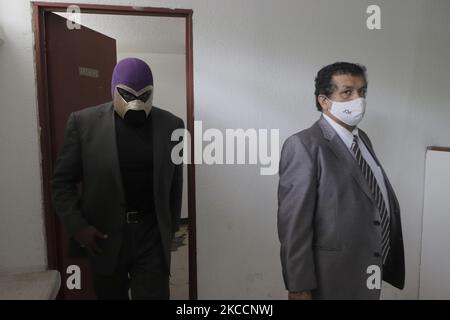 El Fantasma, presidente e commissario del wrestling a Città del Messico, e Jose Cardenas, commissario e promotore, prima di una conferenza stampa presso le strutture di tale organizzazione per denunciare lo svolgimento di eventi di wrestling in varie zone della capitale, come il Deportivo Morelos nel distretto di Venustiano Carranza, Senza applicare i protocolli sanitari corrispondenti durante l'emergenza sanitaria COVID-19 e il semaforo arancione. Su Aril 13, 2021 a Città del Messico, Messico. (Foto di Gerardo Vieyra/NurPhoto) Foto Stock