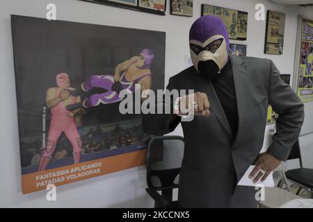 El Fantasma, presidente e commissario del wrestling a Città del Messico, pone al termine di una conferenza stampa in cui denuncia lo svolgimento di eventi di wrestling clandestini in varie zone della capitale, come il Deportivo Morelos nel distretto di Venustiano Carranza, Senza applicare i protocolli sanitari corrispondenti di fronte all'emergenza sanitaria COVID-19 e al semaforo arancione. Su Aril 13, 2021 a Città del Messico, Messico. (Foto di Gerardo Vieyra/NurPhoto) Foto Stock