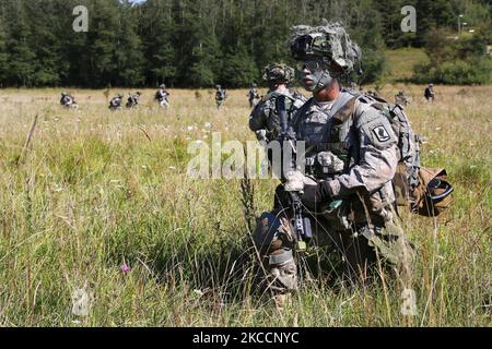 US Army Soldier attende ulteriori istruzioni durante l'allenamento in Germania. Foto Stock