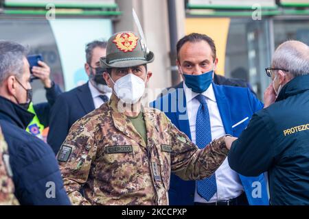 Il 14 aprile 2021 Francesco Paolo Figliuolo Generale dell'Esercito militare Italiano visita il nuovo Centro di vaccinazione Lingotto Covid 19 a Torino. È stato nominato dal primo Ministro Mario Draghi come Commissario straordinario per l'attuazione delle misure sanitarie per contenere la pandemia COVID-19, per guidare la campagna di vaccinazione. (Foto di Mauro Ujetto/NurPhoto) Foto Stock