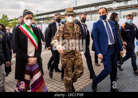 Il 14 aprile 2021 Francesco Paolo Figliuolo Generale dell'Esercito militare Italiano visita il nuovo Centro di vaccinazione Lingotto Covid 19 a Torino. È stato nominato dal primo Ministro Mario Draghi come Commissario straordinario per l'attuazione delle misure sanitarie per contenere la pandemia COVID-19, per guidare la campagna di vaccinazione. (Foto di Mauro Ujetto/NurPhoto) Foto Stock