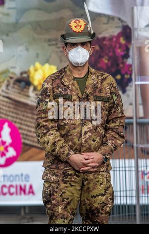 Il 14 aprile 2021 Francesco Paolo Figliuolo Generale dell'Esercito militare Italiano visita il nuovo Centro di vaccinazione Lingotto Covid 19 a Torino. È stato nominato dal primo Ministro Mario Draghi come Commissario straordinario per l'attuazione delle misure sanitarie per contenere la pandemia COVID-19, per guidare la campagna di vaccinazione. (Foto di Mauro Ujetto/NurPhoto) Foto Stock