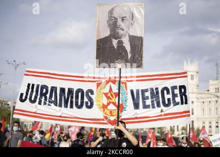 La gente tiene striscioni e grida slogan durante una manifestazione che segna il 90th° anniversario della seconda proclamazione della Repubblica spagnola nel 1931, a Madrid il 14 aprile 2021. (Foto di Oscar Gonzalez/NurPhoto) Foto Stock