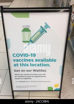 Firma presso una farmacia che informa le persone di unirsi alla lista d'attesa per ricevere il vaccino AstraZeneca / COVISHIELD novel coronavirus (COVID-19) a Markham, Ontario, Canada il 15 aprile 2021. Il vaccino AstraZeneca COVID?19 (prodotto da AstraZeneca) e COVISHIELD (prodotto dal Serum Institute of India) sono stati afflitti da una cattiva stampa dopo che studi recenti hanno confermato che il vaccino Oxford-AstraZeneca può causare coaguli di sangue molto rari. Health Canada ha assicurato il colpo è sicuro e ha ribadito che i benefici di ottenere il colpo superano i rischi. Ciò viene come una donna del Quebec è stata segnalata per essere TH Foto Stock