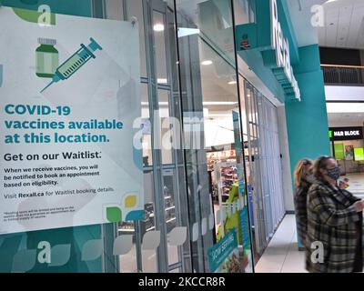 Firma presso una farmacia che informa le persone di unirsi alla lista d'attesa per ricevere il vaccino AstraZeneca / COVISHIELD novel coronavirus (COVID-19) a Markham, Ontario, Canada il 15 aprile 2021. Il vaccino AstraZeneca COVID?19 (prodotto da AstraZeneca) e COVISHIELD (prodotto dal Serum Institute of India) sono stati afflitti da una cattiva stampa dopo che studi recenti hanno confermato che il vaccino Oxford-AstraZeneca può causare coaguli di sangue molto rari. Health Canada ha assicurato il colpo è sicuro e ha ribadito che i benefici di ottenere il colpo superano i rischi. Ciò viene come una donna del Quebec è stata segnalata per essere TH Foto Stock