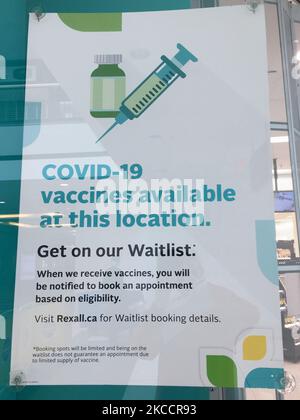 Firma presso una farmacia che informa le persone di unirsi alla lista d'attesa per ricevere il vaccino AstraZeneca / COVISHIELD novel coronavirus (COVID-19) a Markham, Ontario, Canada il 15 aprile 2021. Il vaccino AstraZeneca COVID?19 (prodotto da AstraZeneca) e COVISHIELD (prodotto dal Serum Institute of India) sono stati afflitti da una cattiva stampa dopo che studi recenti hanno confermato che il vaccino Oxford-AstraZeneca può causare coaguli di sangue molto rari. Health Canada ha assicurato il colpo è sicuro e ha ribadito che i benefici di ottenere il colpo superano i rischi. Ciò viene come una donna del Quebec è stata segnalata per essere TH Foto Stock