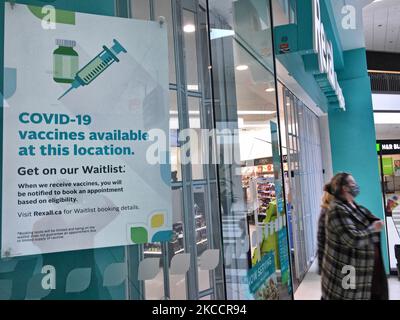 Firma presso una farmacia che informa le persone di unirsi alla lista d'attesa per ricevere il vaccino AstraZeneca / COVISHIELD novel coronavirus (COVID-19) a Markham, Ontario, Canada il 15 aprile 2021. Il vaccino AstraZeneca COVID?19 (prodotto da AstraZeneca) e COVISHIELD (prodotto dal Serum Institute of India) sono stati afflitti da una cattiva stampa dopo che studi recenti hanno confermato che il vaccino Oxford-AstraZeneca può causare coaguli di sangue molto rari. Health Canada ha assicurato il colpo è sicuro e ha ribadito che i benefici di ottenere il colpo superano i rischi. Ciò viene come una donna del Quebec è stata segnalata per essere TH Foto Stock