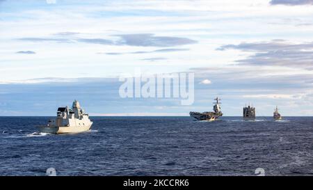 La Royal Danish Navy Iver Huitfeldt-classe fregata HDMS Peter Willemoes (F362), a sinistra, si incunea con navi del Gerald R. Ford Carrier Strike Group durante un rifornimento in mare con la nave da carico a secco di classe Lewis e Clarke USNS Medgar Evers (T-AKE-13), 2 novembre 2022. La prima portaerei della classe USS Gerald R. Ford (CVN 78) è in fase di spiegamento inaugurale, che conduce formazione e operazioni insieme agli alleati e ai partner della NATO per migliorare l'integrazione per le operazioni future e dimostrare l'impegno della Marina statunitense verso una regione atlantica pacifica, stabile e priva di conflitti. (STATI UNITI Navy foto di Foto Stock