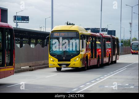 Una vista di un autobus Transmilenio presso il Transmilenio Bus Hub Portal el Dorado il 15 aprile 2021, a Bogotà, in Colombia, in mezzo a una nuova quarantena di tre giorni causata da una terza ondata di nuove infezioni da pandemia di Coronavirus. (Foto di Sebastian Barros/NurPhoto) Foto Stock