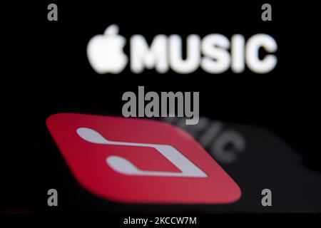 In questa illustrazione, il logo dell'app Apple Music viene visualizzato sullo schermo di uno smartphone ad Atene, in Grecia, il 16 aprile 2021. (Foto di Nikolas Kokovlis/NurPhoto) Foto Stock