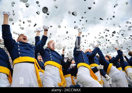 La classe di 2015 dell'Accademia dell'aeronautica degli Stati Uniti lancia i loro cappelli in festa. Foto Stock