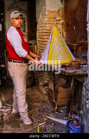 Uomo che fa un tradizionale Tabak (tradizionale coniche Islamic wedding scatola regalo) in un laboratorio nella medina (città vecchia) di Fez in Marocco, Africa. L'antica città di Fez (Fes) è la seconda città più grande del Marocco e la città è stata spesso chiamata la "Mecca dell'Occidente" e la "Atene dell'Africa". (Foto di Creative Touch Imaging Ltd./NurPhoto) Foto Stock