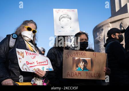I manifestanti marciano attraverso il quartiere di Logan Square durante un rally il 16 aprile 2021 a Chicago, Illinois. Il raduno è stato tenuto per protestare contro l'uccisione di Adam Toledo, 13 anni, da parte di un ufficiale della polizia di Chicago il 29th marzo. (Foto di Max Herman/NurPhoto) Foto Stock