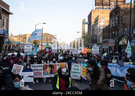 I manifestanti marciano attraverso il quartiere di Logan Square durante un rally il 16 aprile 2021 a Chicago, Illinois. Il raduno è stato tenuto per protestare contro l'uccisione di Adam Toledo, 13 anni, da parte di un ufficiale della polizia di Chicago il 29th marzo. (Foto di Max Herman/NurPhoto) Foto Stock