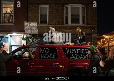 I manifestanti marciano attraverso il quartiere di Logan Square durante un rally il 16 aprile 2021 a Chicago, Illinois. Il raduno è stato tenuto per protestare contro l'uccisione di Adam Toledo, 13 anni, da parte di un ufficiale della polizia di Chicago il 29th marzo. (Foto di Max Herman/NurPhoto) Foto Stock