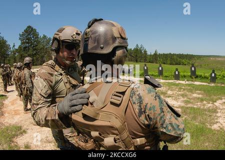 Un soldato della Guardia Nazionale degli Stati Uniti assegna le corsie di sparo a un soldato delle forze speciali cilene. Foto Stock