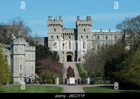 WINDSOR, REGNO UNITO - 17 APRILE 2021: I membri della Royal Horse Artillery della truppa del Re fanno un giro a piedi lungo fino al Castello di Windsor il giorno dei funerali del Principe Filippo, il marito della Regina Elisabetta II, morto la scorsa settimana a 99 anni, il 17 aprile 2021 a Windsor, Inghilterra. I funerali cerimoniali del Duca di Edimburgo si svolgeranno interamente all'interno dei terreni del Castello di Windsor e al pubblico è stato chiesto di non riunirsi lì o in altre residenze reali a causa delle restrizioni di blocco del Covid-19. (Foto di Wiktor Szymanowicz/NurPhoto) Foto Stock