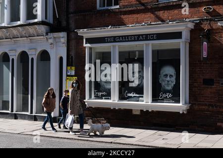 WINDSOR, REGNO UNITO - 17 APRILE 2021: Una passeggiata con la famiglia davanti a una galleria che mostra le foto del Duca di Edimburgo vicino al Castello di Windsor il giorno dei funerali del Principe Filippo, il marito della Regina Elisabetta II, morto la scorsa settimana a 99 anni, il 17 aprile 2021 a Windsor, in Inghilterra. I funerali cerimoniali del Duca di Edimburgo si svolgeranno interamente all'interno dei terreni del Castello di Windsor e al pubblico è stato chiesto di non riunirsi lì o in altre residenze reali a causa delle restrizioni di blocco del Covid-19. (Foto di Wiktor Szymanowicz/NurPhoto) Foto Stock