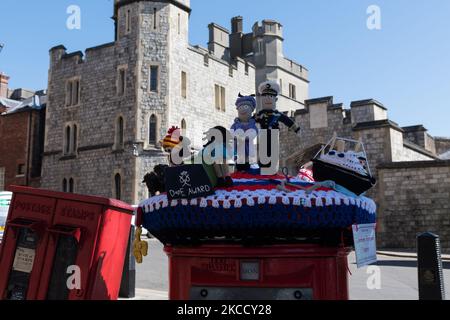 WINDSOR, REGNO UNITO - 17 APRILE 2021: La copertina a crochet raffigurante la regina Elisabetta II e il principe Filippo di Gran Bretagna è collocata sopra una cassetta postale fuori dal Castello di Windsor il giorno dei funerali del principe Filippo, il marito della regina Elisabetta II, morto la settimana scorsa a 99 anni, il 17 aprile 2021 a Windsor, in Inghilterra. I funerali cerimoniali del Duca di Edimburgo si svolgeranno interamente all'interno dei terreni del Castello di Windsor e al pubblico è stato chiesto di non riunirsi lì o in altre residenze reali a causa delle restrizioni di blocco del Covid-19. (Foto di Wiktor Szymanowicz/NurPhoto) Foto Stock