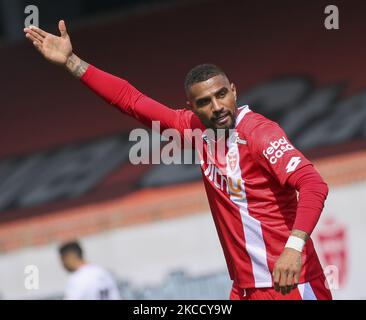 Kevin-Prince Boateng dell'AC Monza si è fatto un gesto durante l'incontro di Serie B tra l'AC Monza e il Cremonese allo Stadio Brianteo il 17 aprile 2021 a Monza. (Foto di Giuseppe Cottini/NurPhoto) Foto Stock