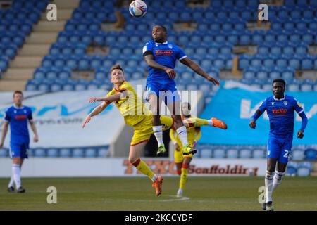 Colchesters Callum Harriott si aggiudica il titolo in aria durante la partita della Sky Bet League 2 tra Colchester United e Walsall al Weston Homes Community Stadium di Colchester, Inghilterra, il 17th aprile 2021. (Foto di ben Pooley/MI News/NurPhoto) Foto Stock