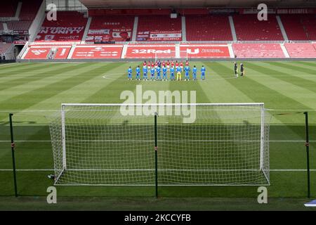 Entrambi i giocatori osservano un minuto di silenzio in ricordo del Duca di Edimburgo, la partita del campionato Sky Bet tra Middlesbrough e Queens Park Rangers al Riverside Stadium, Middlesbrough, Inghilterra, il 17th aprile 2021. (Foto di Mark Fletcher/MI News/NurPhoto) Foto Stock
