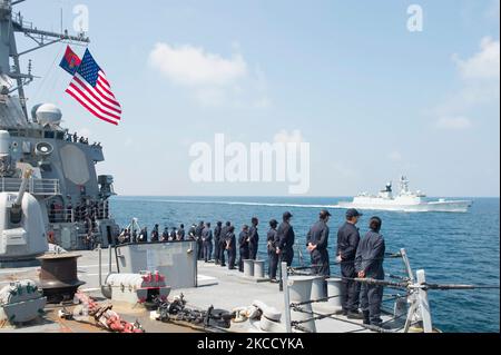 I marinai imbustano le rotaie a bordo della USS Benfold. Foto Stock