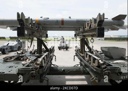I manutentori preparare aeromobili a Kadena Air Base, Giappone. Foto Stock