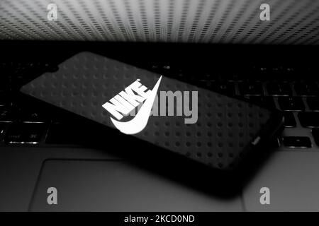 In questa foto, il logo Nike viene visualizzato sullo schermo di uno smartphone ad Atene, in Grecia, il 18 aprile 2021. (Foto Illustrazione di Nikolas Kokovlis/NurPhoto) Foto Stock