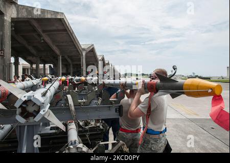 I manutentori preparare aeromobili a Kadena Air Base, Giappone. Foto Stock