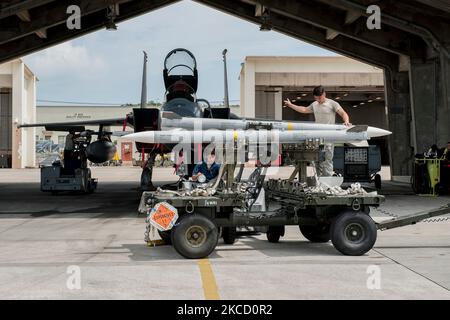 I manutentori preparare aeromobili a Kadena Air Base, Giappone. Foto Stock