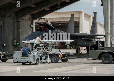 I manutentori preparare aeromobili a Kadena Air Base, Giappone. Foto Stock