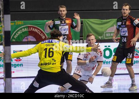 Timo Kastening di MT Melsungen contro il portiere Yannick Green SC Magdeburg durante la partita LIQUI MOLY Handball-Bundesliga tra SC Magdeburg e MT Melsungen alla GETEC-Arena il 18 aprile 2021 a Magdeburgo, Germania. (Foto di Peter Niedung/NurPhoto) Foto Stock