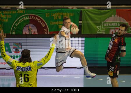 Timo Kastening di MT Melsungen contro il portiere Yannick Green SC Magdeburg durante la partita LIQUI MOLY Handball-Bundesliga tra SC Magdeburg e MT Melsungen alla GETEC-Arena il 18 aprile 2021 a Magdeburgo, Germania. (Foto di Peter Niedung/NurPhoto) Foto Stock