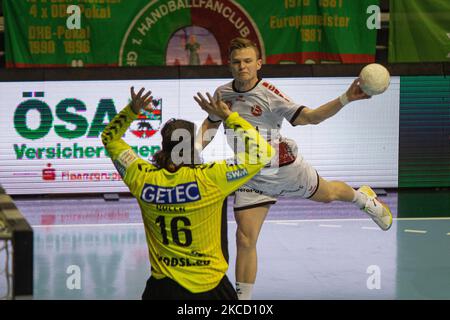 Timo Kastening di MT Melsungen contro il portiere Yannick Green SC Magdeburg durante la partita LIQUI MOLY Handball-Bundesliga tra SC Magdeburg e MT Melsungen alla GETEC-Arena il 18 aprile 2021 a Magdeburgo, Germania. (Foto di Peter Niedung/NurPhoto) Foto Stock