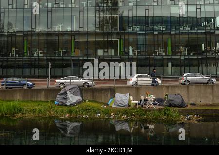 Una vista delle tende del sonno ruvido viste davanti agli uffici vuoti vicino al Canal Grande a Dublino durante il blocco del Covid-19. Domenica 18 aprile 2021 a Dublino, Irlanda. (Foto di Artur Widak/NurPhoto) Foto Stock