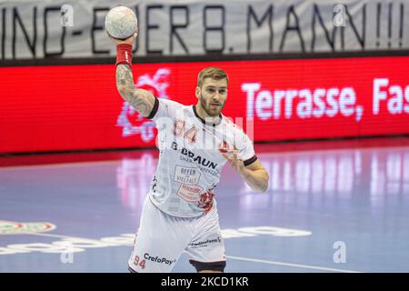 Domagoj Pavlovic di MT Melsungen controlla la palla durante la partita LIQUI MOLY Handball-Bundesliga tra SC Magdeburg e MT Melsungen al GETEC-Arena il 18 aprile 2021 a Magdeburgo, Germania. (Foto di Peter Niedung/NurPhoto) Foto Stock