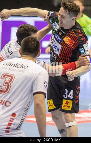 Michael Damgaard (a destra) di SC Magdeburg durante la partita LIQUI MOLY Handball-Bundesliga tra SC Magdeburg e MT Melsungen alla GETEC-Arena il 18 aprile 2021 a Magdeburg, Germania. (Foto di Peter Niedung/NurPhoto) Foto Stock